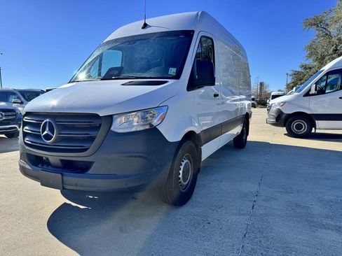 Used 2025 Mercedes-Benz Sprinter 2500 image 3