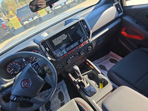 Used 2025 Nissan Frontier PRO-4X image 10