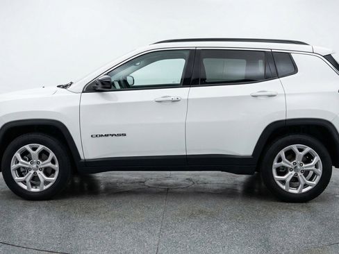 Used 2025 Jeep Compass Latitude AWD/4WD image 5