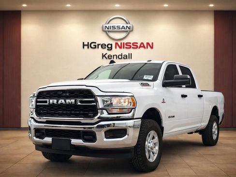 Used 2022 RAM 2500 Tradesman w/ Chrome Appearance Group AWD/4WD image 3