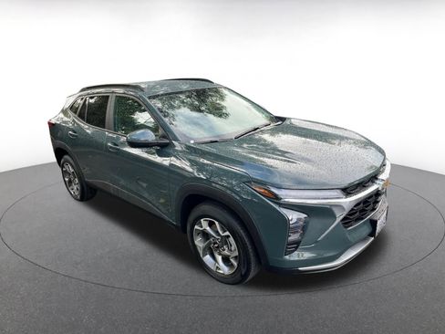 Used 2025 Chevrolet Trax LT w/ LT Convenience Package image 1