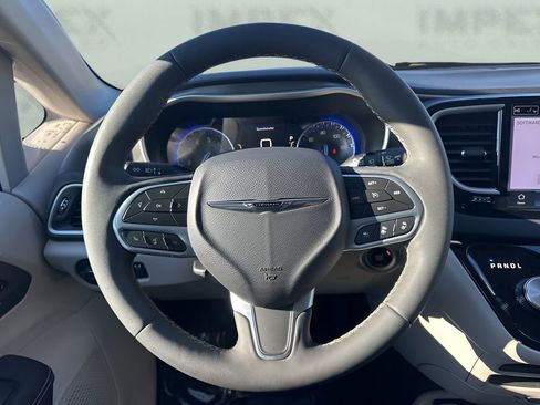 Used 2024 Chrysler Pacifica Touring-L image 15