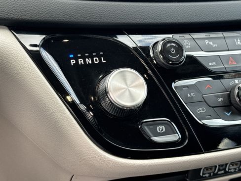 Used 2024 Chrysler Pacifica Touring-L image 32