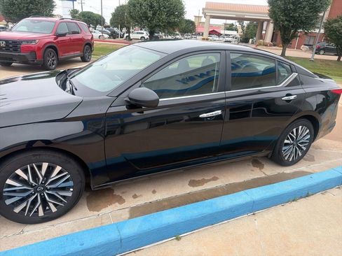 Used 2025 Nissan Altima 2.5 SV FWD image 7