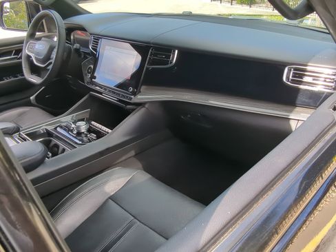 Used 2022 Jeep Wagoneer Series III w/ Flexible Seating Group image 13