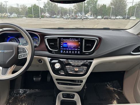 Used 2017 Chrysler Pacifica Limited FWD image 13