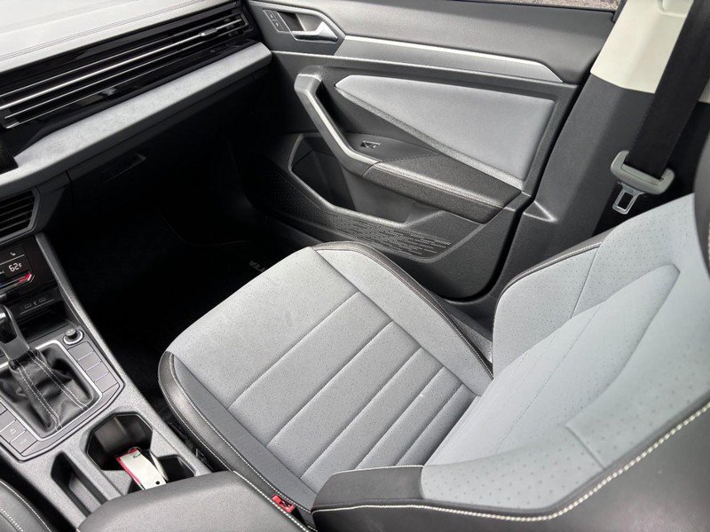 Used 2025 Volkswagen Jetta SE w/ Sunroof Package FWD image 17