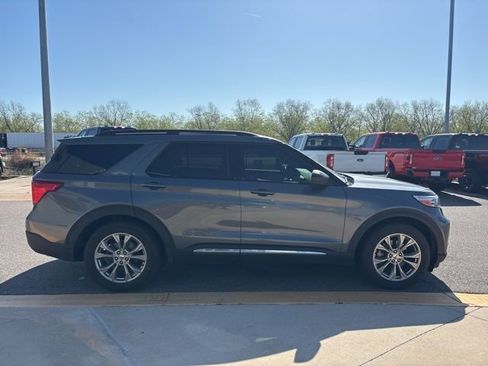 Used 2022 Ford Explorer XLT w/ Equipment Group 202A image 6