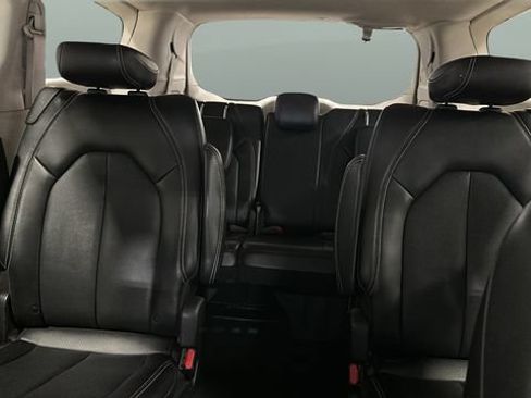 Used 2024 Chrysler Pacifica Touring-L FWD image 21
