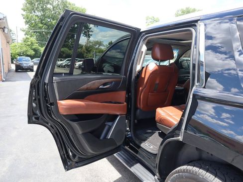 Used 2018 Cadillac Escalade Luxury AWD/4WD image 18