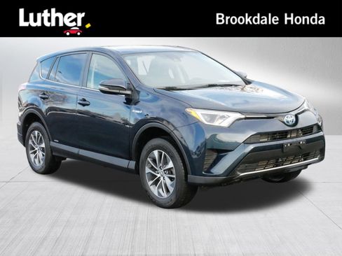 Used 2018 Toyota RAV4 LE image 1