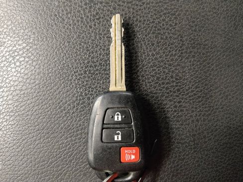 Used 2018 Toyota Highlander LE FWD image 32