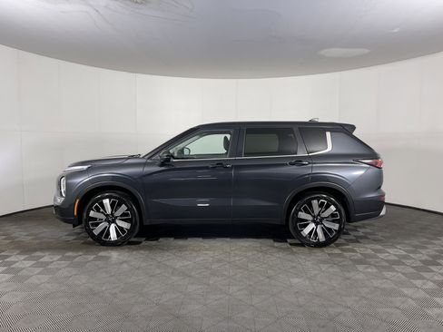 Used 2025 Mitsubishi Outlander SE image 3