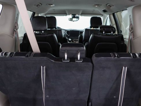 Used 2023 Chrysler Pacifica Touring-L FWD image 30
