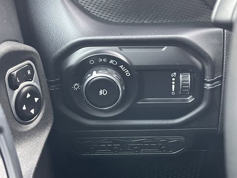 Used 2025 Jeep Wrangler Unlimited Rubicon image 35