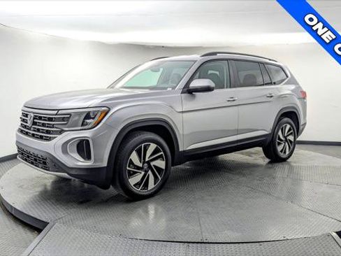 Used 2025 Volkswagen Atlas SE image 2