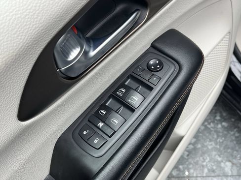 Used 2019 Chrysler Pacifica Touring-L FWD image 9
