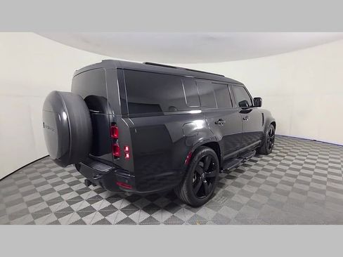 Used 2025 Land Rover Defender 130 X-Dynamic SE image 40