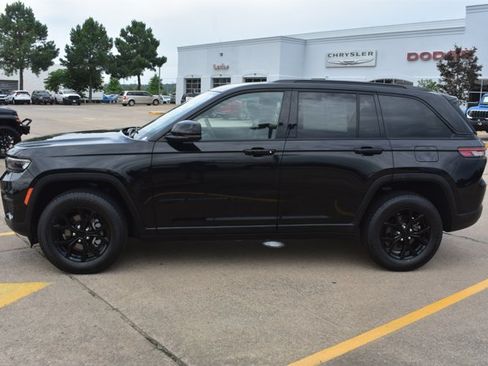 Used 2024 Jeep Grand Cherokee Altitude RWD image 8
