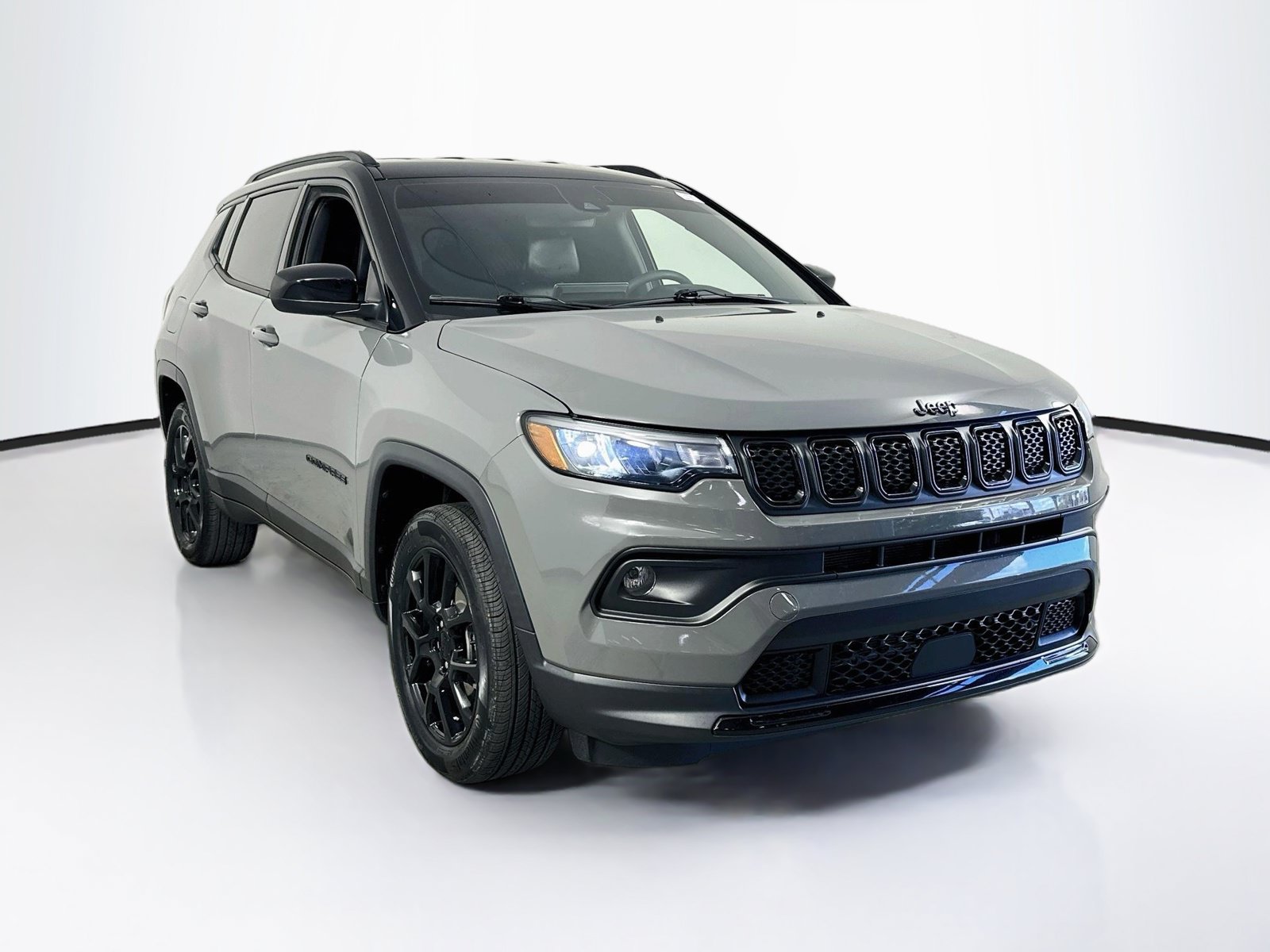 Used 2024 Jeep Compass Latitude w/ Convenience Group AWD/4WD image 3