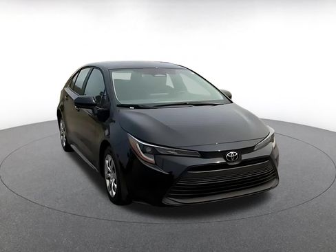 Used 2025 Toyota Corolla LE FWD image 3