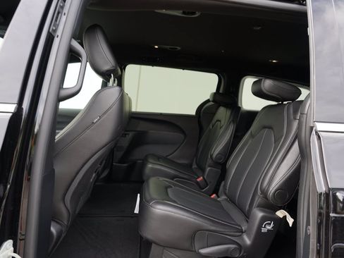 Used 2025 Chrysler Pacifica Select FWD image 18