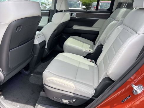 Used 2025 Hyundai Santa Fe Calligraphy w/ Tow & Go Package image 8