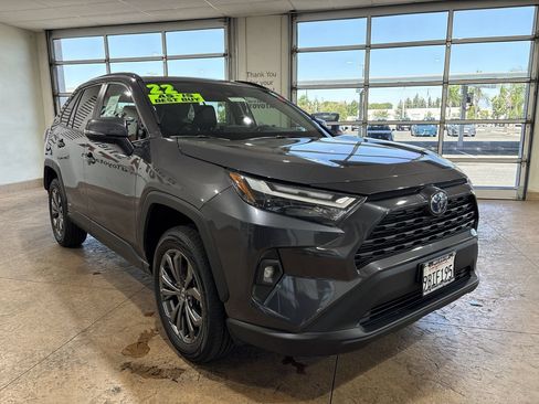 Used 2022 Toyota RAV4 XLE Premium AWD/4WD image 4