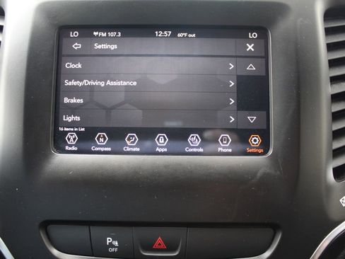 Used 2019 Jeep Cherokee Latitude Plus w/ Comfort/Convenience Group AWD/4WD image 32