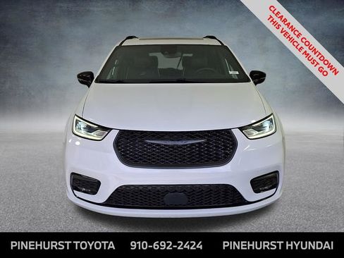 Used 2025 Chrysler Pacifica Limited image 3