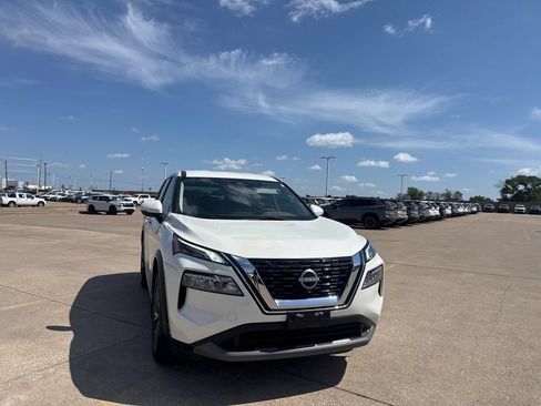 Certified 2023 Nissan Rogue SV FWD image 3