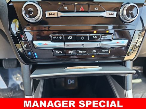Used 2023 Ford Explorer Limited AWD/4WD image 22