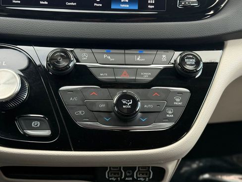 Used 2024 Chrysler Pacifica Touring-L image 23