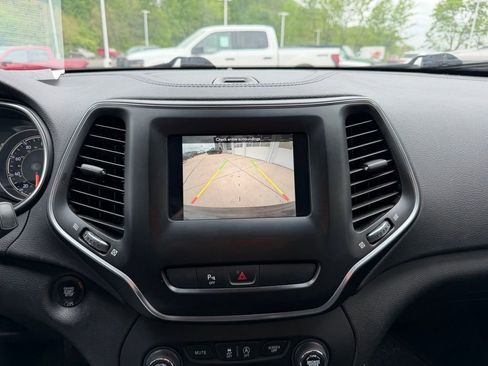 Used 2019 Jeep Cherokee Latitude Plus w/ Cold Weather Group AWD/4WD image 14