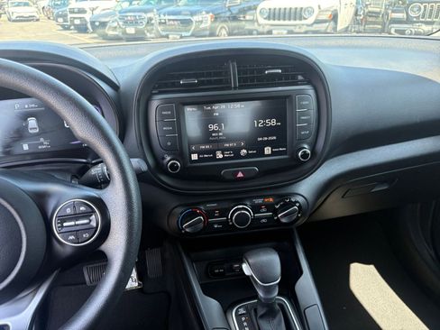 Used 2025 Kia Soul LX w/ LX Technology Package FWD image 17