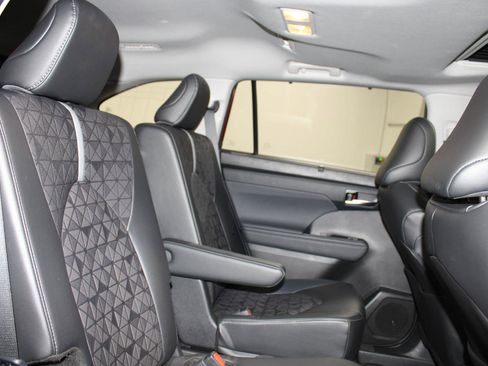 Used 2024 Toyota Highlander XLE image 25