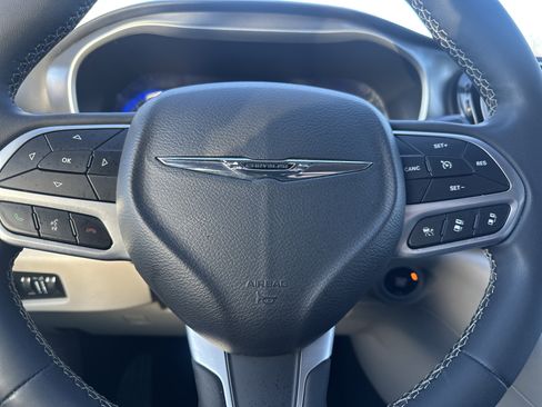 Used 2022 Chrysler Pacifica Touring-L image 21