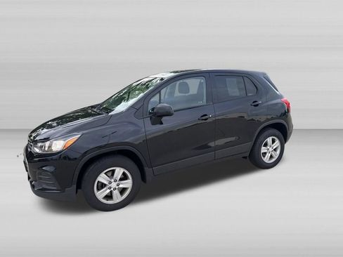 Used 2020 Chevrolet Trax LS w/ Tint and Cruise Package AWD/4WD image 9
