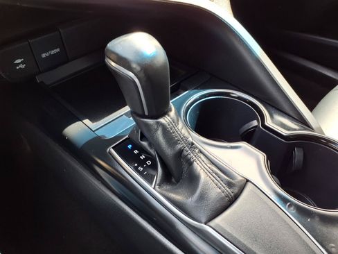 Used 2018 Toyota Camry SE FWD image 12