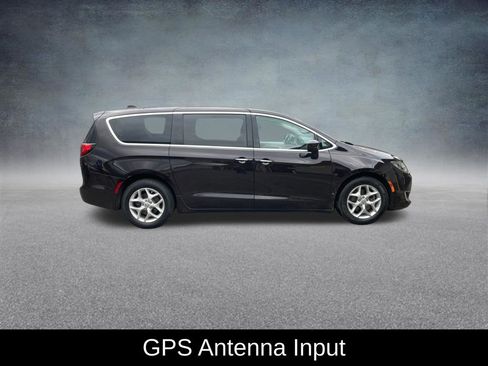 Used 2017 Chrysler Pacifica Touring Plus w/ Tire & Wheel Group FWD image 8