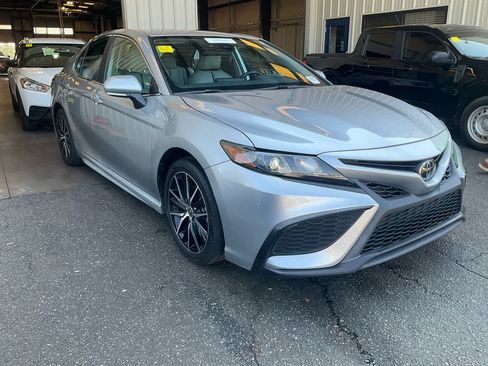 Used 2023 Toyota Camry SE FWD image 2