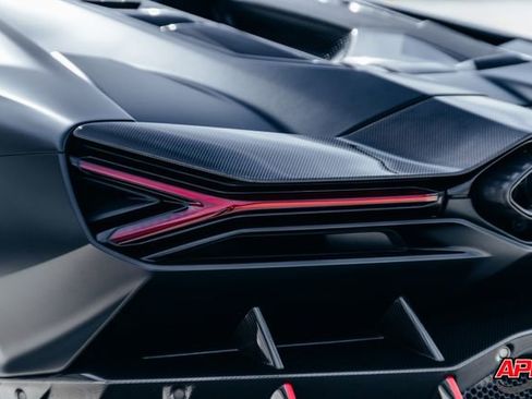 Used 2025 Lamborghini Revuelto image 90