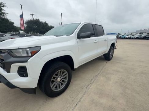 Used 2023 Chevrolet Colorado LT w/ LT Convenience Package II AWD/4WD image 4