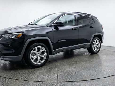 Used 2025 Jeep Compass Latitude AWD/4WD image 3