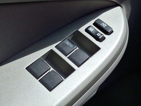 Used 2013 Toyota Corolla LE image 24