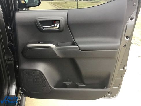 Used 2021 Toyota Tacoma TRD Sport w/ Technology Package image 15