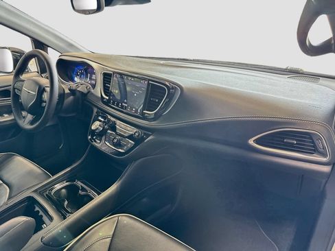 Used 2025 Chrysler Pacifica Limited FWD image 31