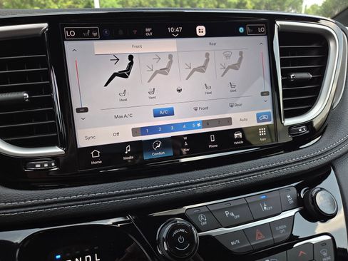 New 2027 Chrysler Pacifica Limited FWD image 8