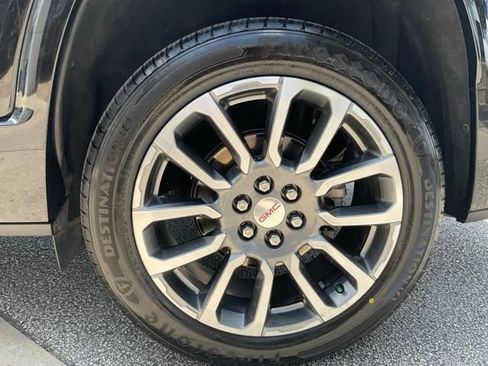 Used 2021 GMC Acadia Denali w/ Denali Technology Package FWD image 9