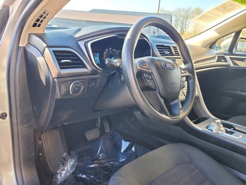 Used 2020 Ford Fusion SE image 11